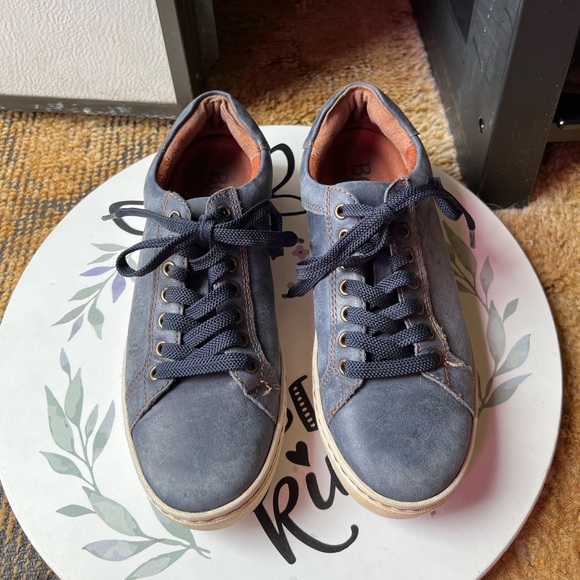 Women’s BORN genuine leather navy blue color sneakers. - Picture 3 of 17